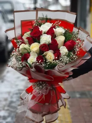 Beyaz Kırmızı Güllerin Uyumu