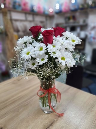 Cam Vazoda Gül ve Papatyalar