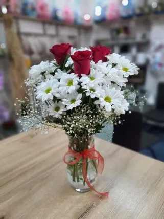 Cam Vazoda Gül ve Papatyalar