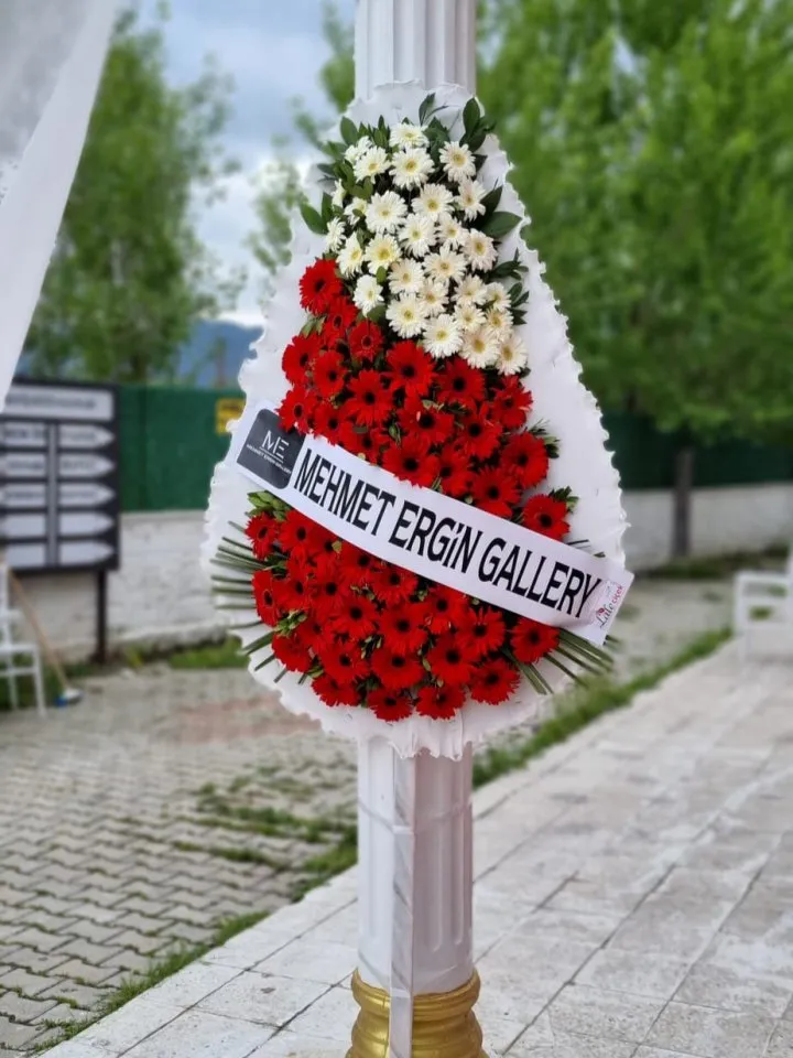 Ayaklı Çelenk