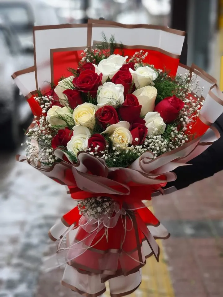 Beyaz Kırmızı Güllerin Uyumu