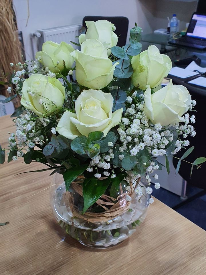 Cam Fanusda Beyaz Gül Aranjmanı