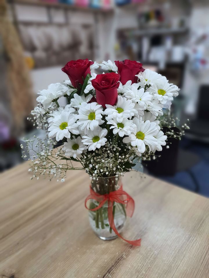 Cam Vazoda Gül ve Papatyalar