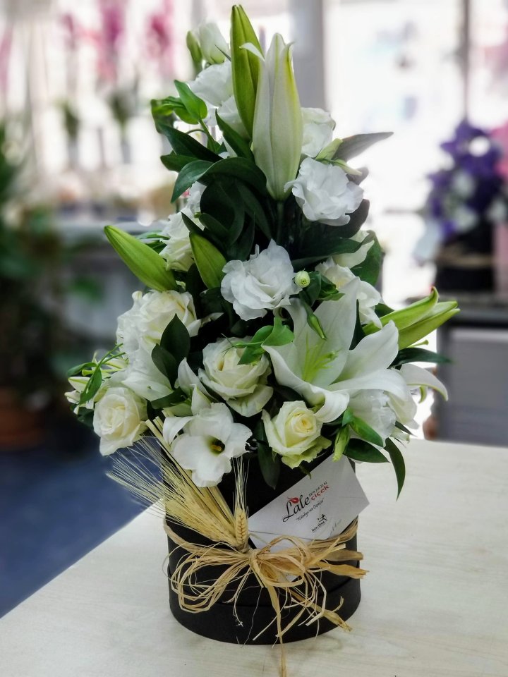 Kutuda Beyaz Çiçek Aranjmanı, Altıntaş çiçek siparişi