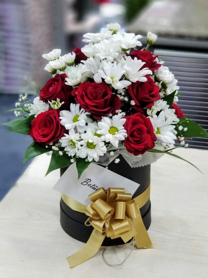 Kutuda Güller ve Papatya Aranjmanı, Kütahya Altıntaş Çiçekçi