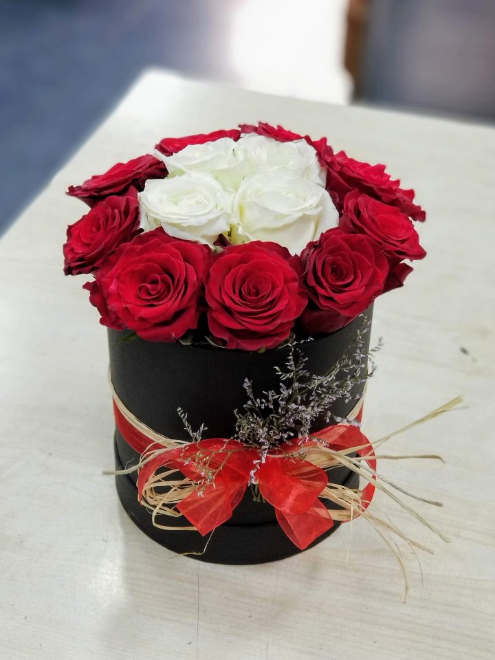 Kutuda Kırmızı Beyaz Güller, Altıntaş Çiçekçi