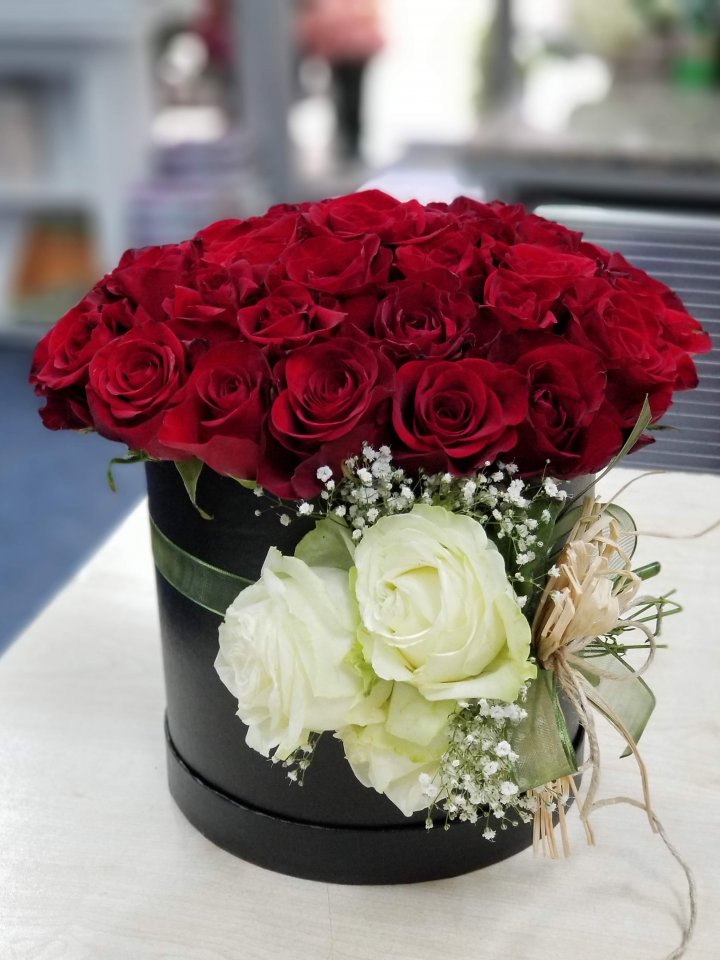 Kutuda Kırmızı Güller ve Beyaz Gül, Kütahya çiçek siparişi