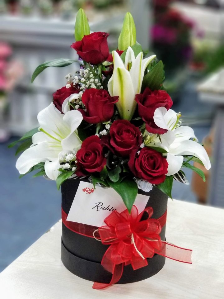 Kutuda Kırmızı Güller ve Beyaz Lilyum Buketi, Altıntaş çiçek siparişi