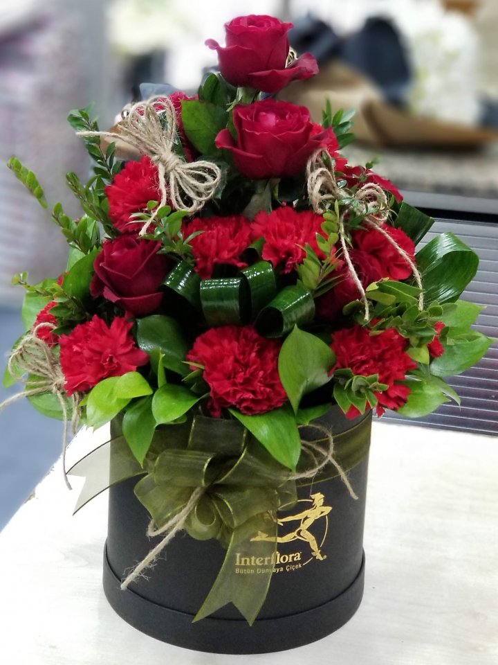 Kutuda Kırmızı Karanfil ve Gül Aranjmanı