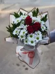 Çiçekçi - 3 Gül ve Beyaz Papatya Buketi