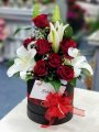 Çiçekçi - Kutuda Kırmızı Güller ve Beyaz Lilyum Buketi